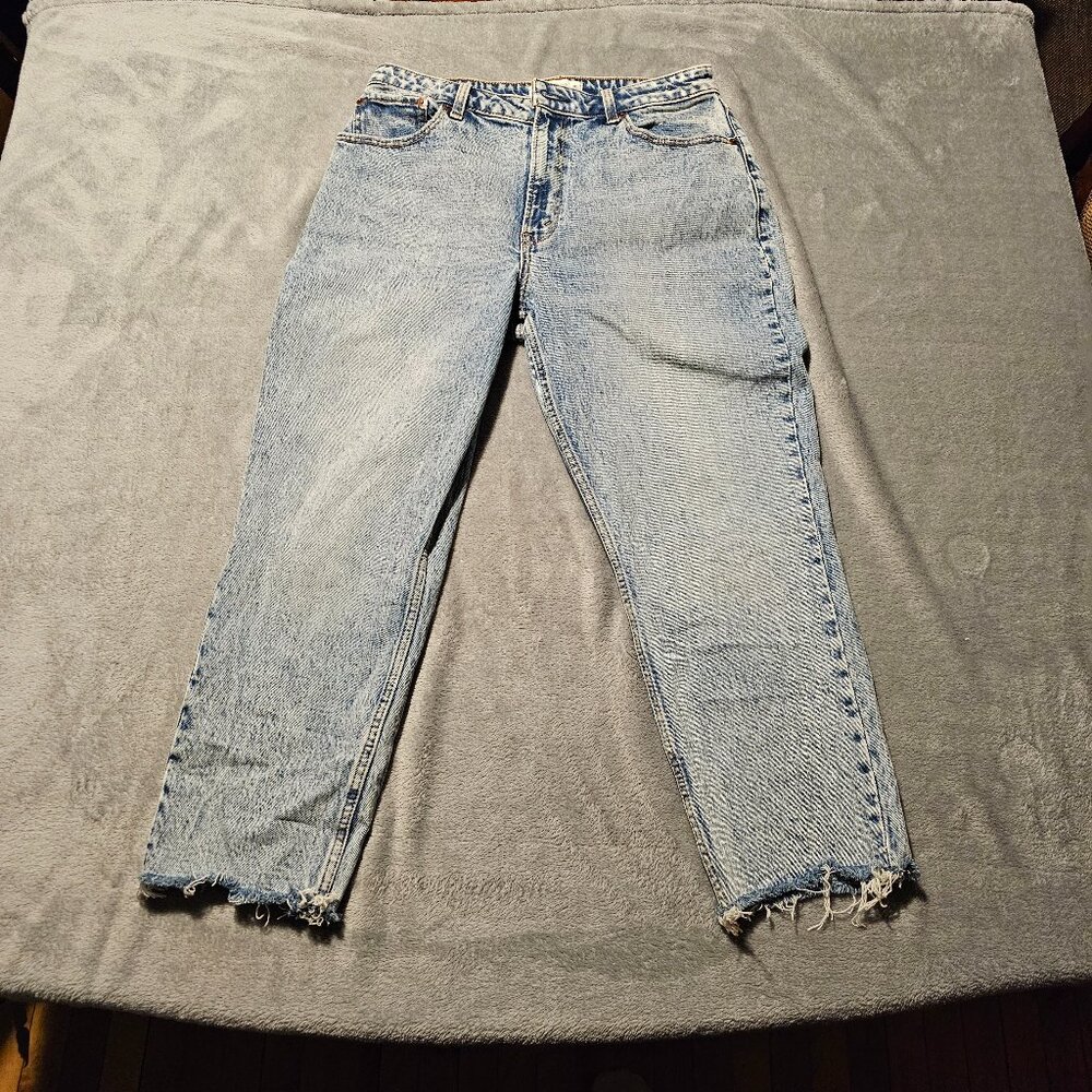 Abercrombie & Fitch Mom High Rise Curve Love Light Wash Jeans